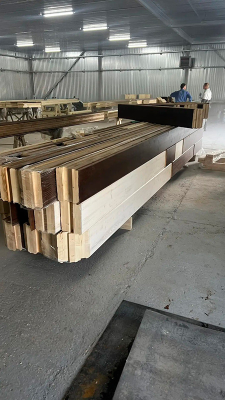 Заводская покраска клееного бруса в цехе MAROWOOD